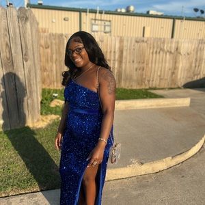 I’m selling a very nice and elegant dress that can be worn to Prom,a wedding🥰